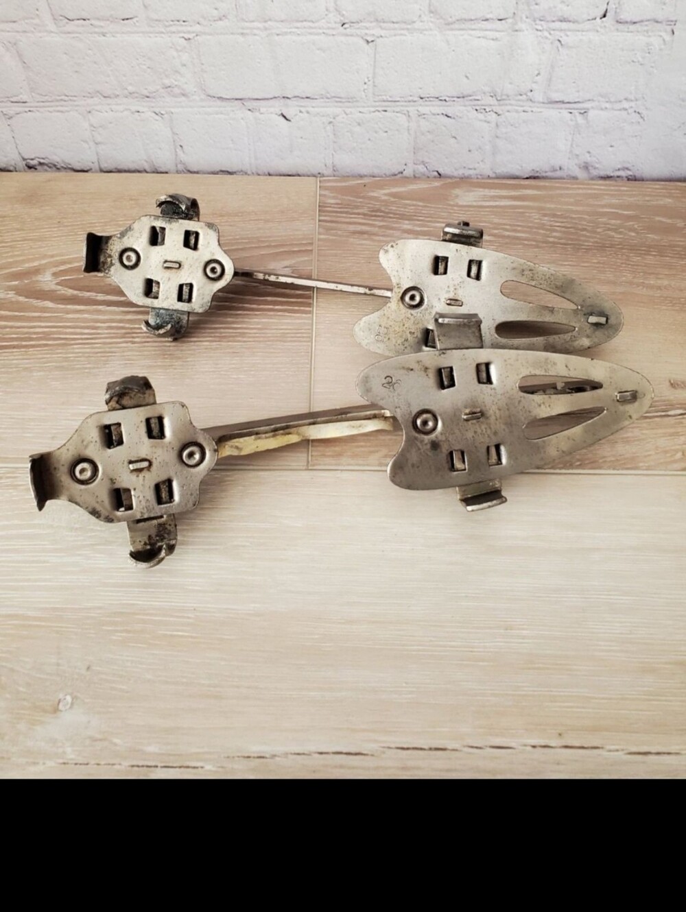 Vintage Metal Ice Skate Clippers - Silver Tone